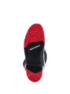 Alpinestars 2026 Tech 7 Enduro Boots, vista dal basso della suola a doppia mescola, gomma rosso brillante e nera con battistrada specializzato per il grip fuoristrada, logo Alpinestars bianco al centro