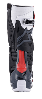 Stivali Alpinestars Tech 10 Supervented, stivali da motocross, vista posteriore in nero, bianco, grigio medio e rosso, con protezione posteriore a lama rossa, zone traforate per la ventilazione e guscio in TPU ad alte prestazioni con chiusura sicura a fibbia.