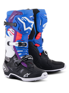 Stivali Alpinestars Tech 10 Supervented, stivali da motocross, nero, blu smalto, viola e bianco, con placche tibiali ventilate, logo Alpinestars bianco, dettagli in rete rossa e chiusure con fibbie per prestazioni fuoristrada