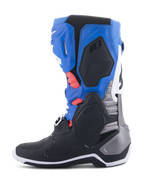 Stivali Alpinestars Tech 10 Supervented, stivali da motocross, nero, blu, viola e bianco, vista laterale con pannelli blu e neri e accenti argento, imbottitura interna rosso corallo visibile dalle aperture di ventilazione, design avanzato per gare fuoristrada