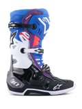 Stivali Alpinestars Tech 10 Supervented, stivali da motocross racing, blu, viola, bianco, nero e rosso, vista di profilo laterale con sistema di chiusura a tre fibbie, zone ventilate e logo Alpinestars a stella