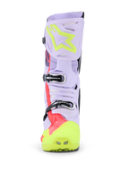 Stivali Alpinestars Tech 10 Supervented, stivali da motocross, viola, giallo fluo e Diva Pink, vista frontale che mette in risalto il sistema di fibbie e la placca tibiale ventilata, calzature da fuoristrada professionali con tomaia in microfibra traforata