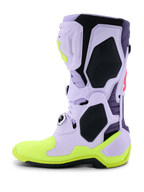 Stivali Alpinestars Tech 10 Supervented, stivali da motocross, viola, giallo fluo e rosa diva, profilo laterale con tomaia in microfibra lavanda traforata, pannelli protettivi in TPU nero e suola giallo neon, calzatura ventilata ad alte prestazioni per gare fuoristrada