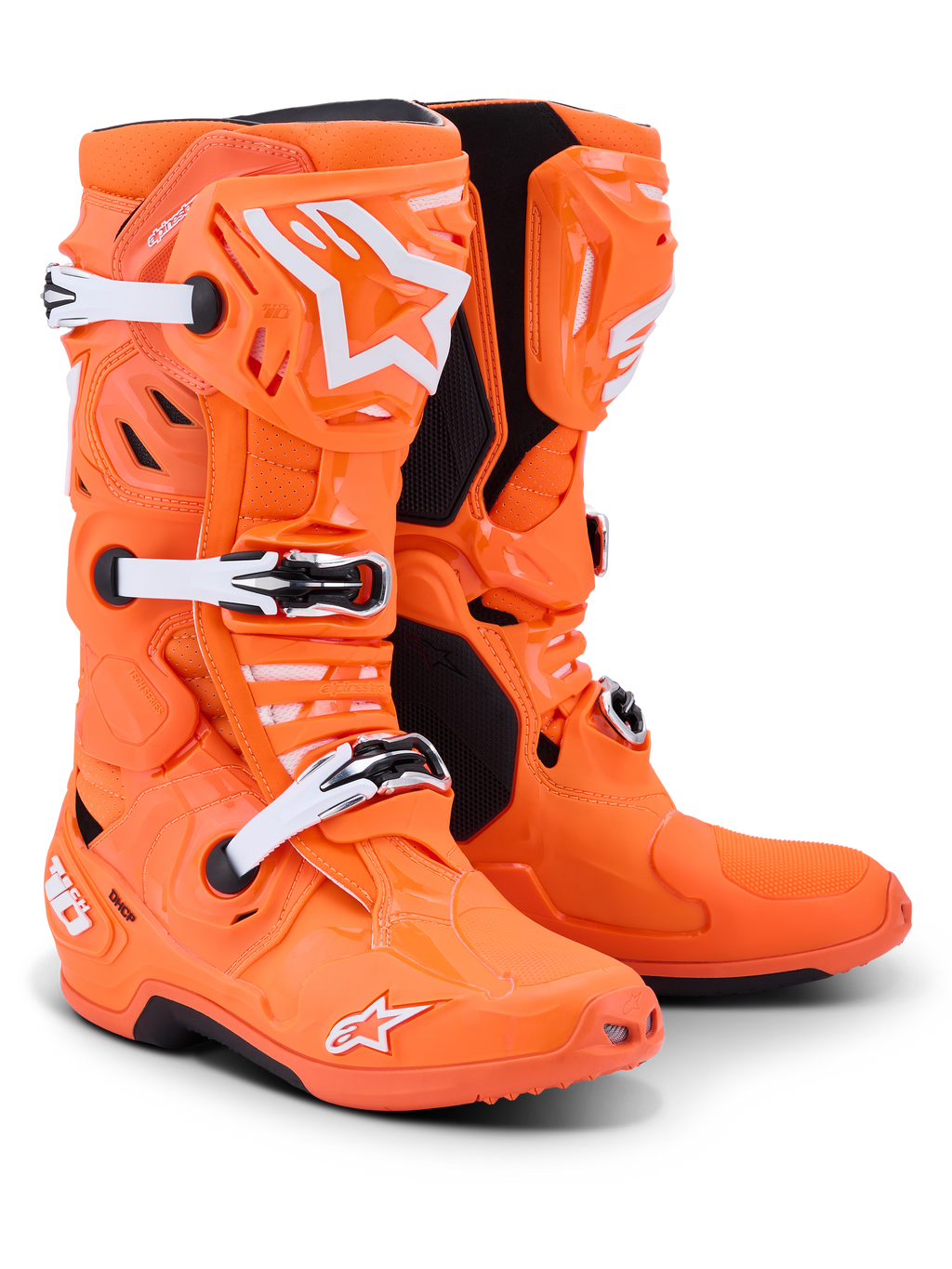 Stivali Alpinestars Tech 10 Supervented, stivali da motocross, arancione fluo con accenti bianchi e neri, dotati di fibbie regolabili bianche, placca tibiale in TPU ventilata e logo Alpinestars in evidenza, calzature ad alte prestazioni per gare fuoristrada
