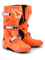 Stivali Alpinestars Tech 10 Supervented, stivali da motocross, arancione fluo con accenti bianchi e neri, dotati di fibbie regolabili bianche, placca tibiale in TPU ventilata e logo Alpinestars in evidenza, calzature ad alte prestazioni per gare fuoristrada