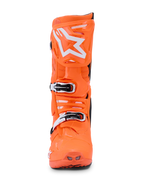 Stivali Alpinestars Tech 10 Supervented, Arancione Fluo Nero Bianco, vista frontale di un singolo stivale da motocross in arancione neon brillante, logo Alpinestars a stella bianco sulla piastra tibiale, fibbie meccaniche e prese d'aria perforate per prestazioni off-road