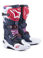 Stivali Alpinestars Tech 10 Supervented, stivali da motocross, Night Navy White Rainbow, con placche tibiali rosse e logo a stella bianco, molteplici fibbie nere e pannelli in mesh traforato per un elevato flusso d'aria