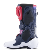 Stivali Alpinestars Tech 10 Supervented, stivali da motocross, Night Navy White Rainbow, vista laterale con pannelli in rete ventilata, scocca protettiva bianca e accenti colorati, calzature da fuoristrada ad alte prestazioni