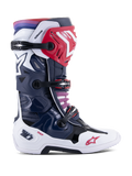 Stivali Alpinestars Tech 10 Supervented, stivali da motocross, colorazione Night Navy White Rainbow, vista laterale, scocca blu navy e bianca con dettagli rossi, fibbie nere, sfumatura da viola a rosso sul bordo superiore, costruzione ventilata ad alte prestazioni per protezione fuoristrada