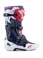 Stivali Alpinestars Tech 10 Supervented, stivali da motocross, colorazione Night Navy White Rainbow, vista laterale, scocca blu navy e bianca con dettagli rossi, fibbie nere, sfumatura da viola a rosso sul bordo superiore, costruzione ventilata ad alte prestazioni per protezione fuoristrada