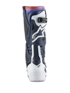 Stivali Alpinestars Tech 10 Supervented, stivali da motocross, Night Navy White Rainbow, vista posteriore che mostra la struttura in TPU blu navy e bianco con un vivace gradiente arcobaleno in alto, logo Astars bianco e pannelli ventilati per prestazioni off-road.
