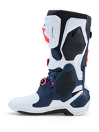 Alpinestars Stivali Tech-10 Supervented, stivali da motocross blu scuro e bianchi con dettagli fucsia e guscio in TPU ventilato.