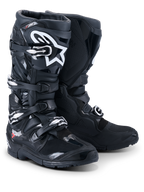 Stivali Alpinestars Tech 7 Enduro Drystar® 2026, stivali professionali da motocross ed enduro, nero, con sistema di chiusura a quattro fibbie, logo Astar bianco sullo stinco, robusti pannelli protettivi in TPU e suola specializzata per il grip fuoristrada.