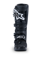 Alpinestars Stivali Tech 7 Enduro Drystar® 2026, stivali da motocross neri, vista frontale, con sistema di chiusura a quattro fibbie resistente e visibile logo a stella bianco sullo stinco, progettati per prestazioni off-road ed enduro