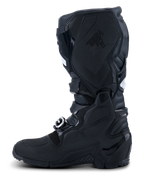 Stivali Alpinestars 2026 Tech 7 Enduro Drystar®, nero, vista profilo mediale con estesa protezione in TPU, sistema a doppio perno e pannelli grip testurizzati per il controllo della moto, costruzione impermeabile per off-road ed enduro