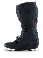 Stivali Alpinestars 2026 Tech 7 Enduro Drystar®, stivali da enduro e motocross, nero con accenti rosso fluo e bianchi, vista laterale di profilo che mette in risalto il pannello di grip mediale in TPU a nido d'ape e la suola bianca, costruzione impermeabile e resistente per prestazioni fuoristrada