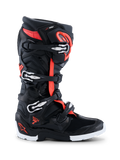 Stivali Alpinestars 2026 Tech 7 Enduro Drystar®, calzature da motocross ed enduro, nero rosso fluo e bianco, profilo laterale che mostra quattro fibbie argento e nere, scocca rinforzata in TPU e suola robusta bianca e nera specifica per l'enduro, con branding Drystar e logo Tech 7