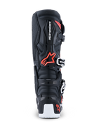 Stivali Alpinestars 2026 Tech 7 Enduro Drystar®, stivali da motocross enduro, nero rosso fluo e bianco, vista posteriore che evidenzia il guscio protettivo in TPU, il logo Alpinestars, l'area del perno biomeccanico e il rinforzo bianco della suola inferiore.