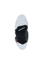 Stivali Alpinestars 2026 Tech 7 Enduro Drystar®, vista della suola, mescola in gomma a doppia densità bianca e nera, trame geometriche per il grip, logo Alpinestars e indicatore del limite di usura, progettati per la trazione off-road ed enduro