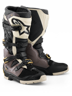Alpinestars 2026 Tech 7 Enduro Drystar® Boots, stivali da motocross ed enduro, nero, grigio scuro e oro, con robusta struttura in TPU, fibbie in alluminio a sgancio rapido con accenti dorati e ampia placca tibiale bianca con logo nero, progettati per la durata nel fuoristrada