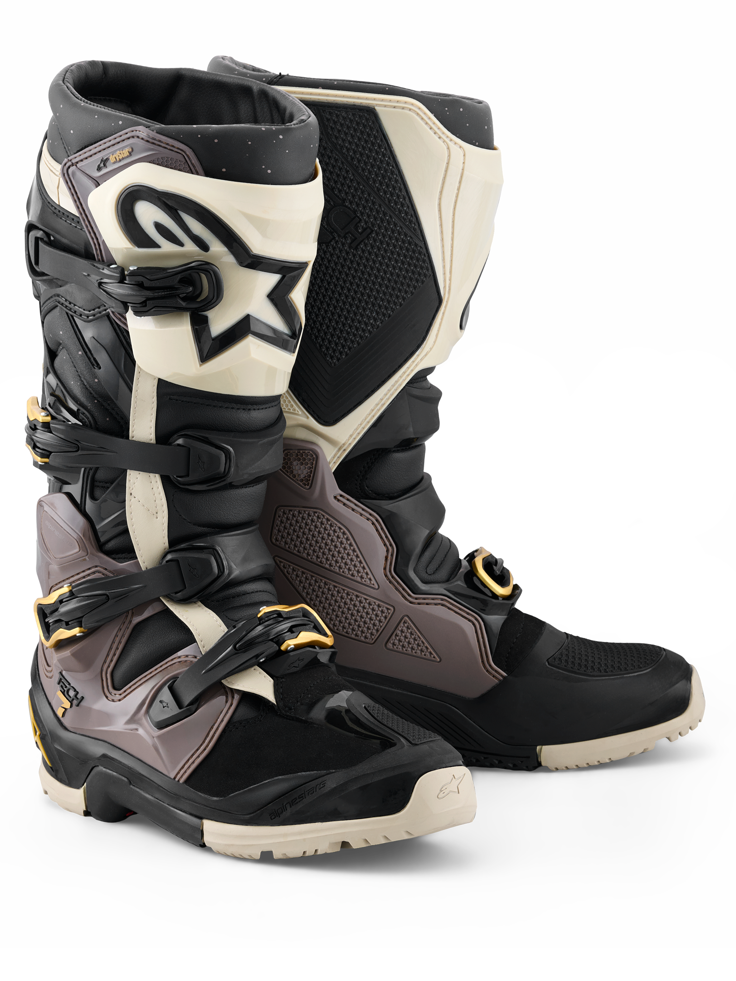 Alpinestars 2026 Tech 7 Enduro Drystar® Boots, stivali da motocross ed enduro, nero, grigio scuro e oro, con robusta struttura in TPU, fibbie in alluminio a sgancio rapido con accenti dorati e ampia placca tibiale bianca con logo nero, progettati per la durata nel fuoristrada
