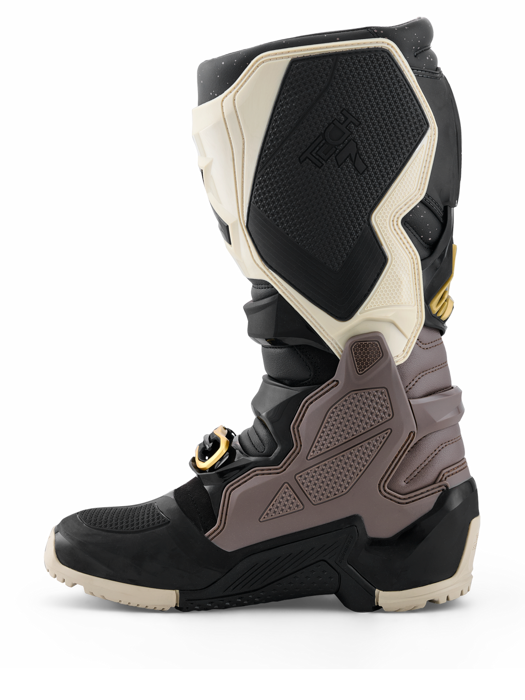 Alpinestars 2026 Tech 7 Enduro Drystar® Boots, stivali da motocross, nero, grigio scuro e oro, vista laterale che mette in risalto i resistenti pannelli in TPU, la fibbia con accenti dorati e la robusta suola enduro per la guida fuoristrada.