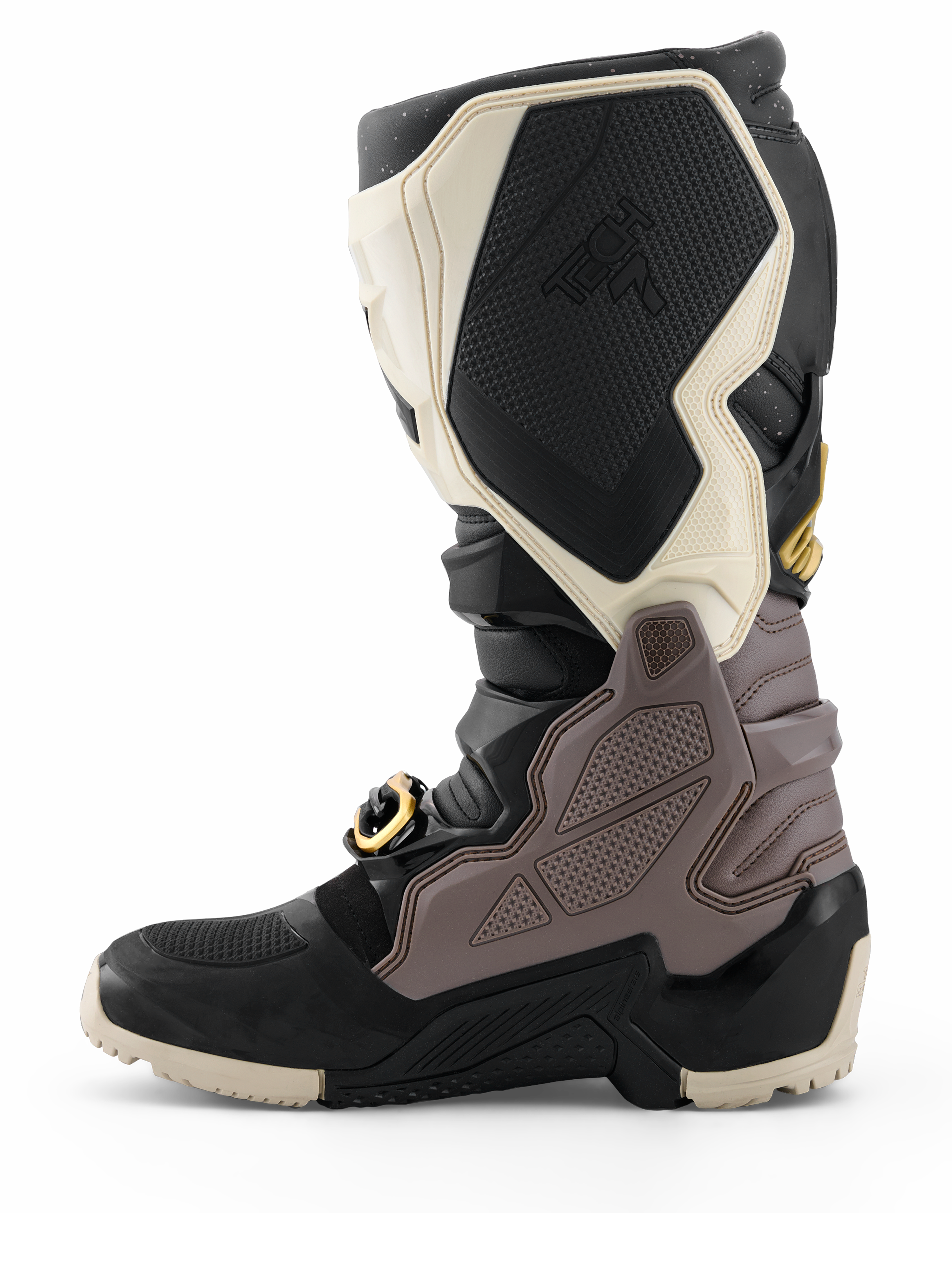 Alpinestars 2026 Tech 7 Enduro Drystar® Boots, stivali da motocross, nero, grigio scuro e oro, vista laterale che mette in risalto i resistenti pannelli in TPU, la fibbia con accenti dorati e la robusta suola enduro per la guida fuoristrada.