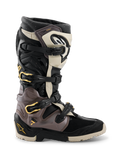Stivali Alpinestars 2026 Tech 7 Enduro Drystar®, stivali da motocross ed enduro, nero, grigio scuro e oro, caratterizzati da un sistema di chiusura multi-fibbia con accenti dorati, suola robusta a doppia mescola e pannelli protettivi in TPU resistente, calzature professionali per la guida fuoristrada