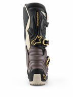 Stivali Alpinestars 2026 Tech 7 Enduro Drystar®, nero, grigio scuro e oro, vista posteriore che mostra il guscio protettivo in TPU, fibbie dorate e logo Alpinestars, calzature da enduro ad alte prestazioni