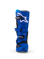 Stivali Alpinestars Yamaha Youth Tech 7S, stivali da motocross, blu, nero e bianco, vista frontale con placca tibiale in TPU e logo a stella bianco, sistema di chiusura con fibbie regolabili, costruzione protettiva resistente per il fuoristrada
