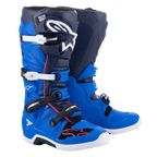 Stivali Alpinestars Tech 7, stivali da motocross, blu Alpine, blu navy e rosso acceso, con fibbie in alluminio bianche e nere, grande logo a stella bianco sulla tibia e resistenti suole bianche, equipaggiamento protettivo per il fuoristrada
