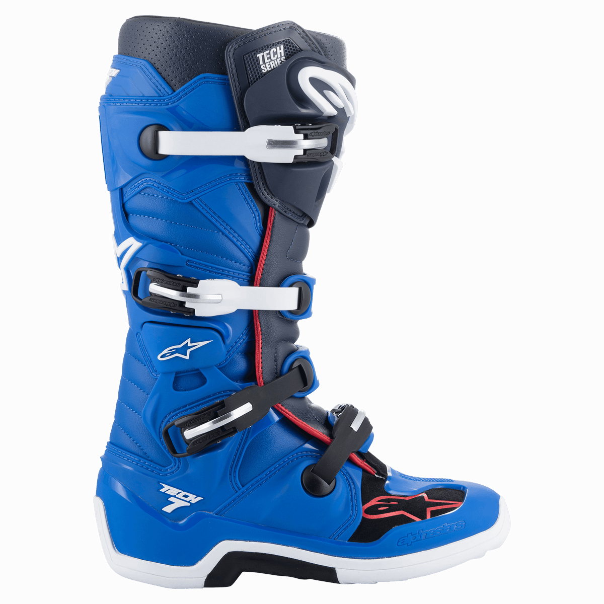 Alpinestars Tech 7 Boots, stivali da motocross, Alpine Blue, Night Navy e Bright Red, design a profilo alto con sistema di chiusura a quattro fibbie, fibbie bianche e nere, suola bianca con sezione mediana nera, profili rossi e marchio Alpinestars, protezione professionale per competizioni off-road.