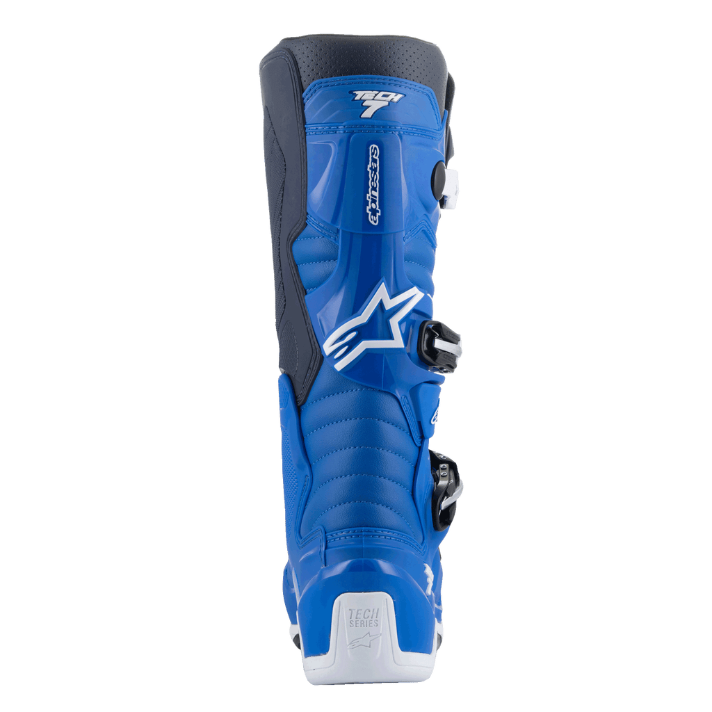 Stivali Alpinestars Tech 7, stivali da motocross, Alpine Blue e Night Navy con accenti bianchi, vista posteriore con protezione sagomata per il polpaccio, rinforzo del tallone bianco con logo Tech Series e dettagli del sistema di chiusura a fibbia laterale.