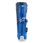 Stivali Alpinestars Tech 7, stivali da motocross, Alpine Blue e Night Navy con accenti bianchi, vista posteriore con protezione sagomata per il polpaccio, rinforzo del tallone bianco con logo Tech Series e dettagli del sistema di chiusura a fibbia laterale.