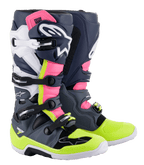 Stivali Alpinestars Tech 7, stivali da motocross, grigio scuro, blu scuro, rosa fluo e giallo neon, con sistema di chiusura a fibbie multiple, pannelli di protezione in TPU e logo Alpinestars per il racing off-road