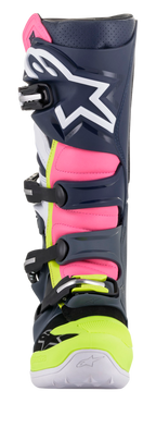 Stivali Alpinestars Tech 7, stivali da motocross, grigio scuro, blu scuro e rosa fluo, vista posteriore angolata che mette in risalto il sistema di chiusura a fibbie e i pannelli a fisarmonica rosa, design protettivo ad alte prestazioni per la guida fuoristrada