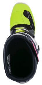 Stivali Alpinestars Tech 7, stivali da motocross, grigio scuro, blu scuro e rosa fluo con accenti giallo acceso, vista dall'alto verso l'interno del gambale, che evidenzia la chiusura a fibbia e il puntale rinforzato