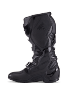 Alpinestars Tech 7 Boots, stivali da motocross, completamente neri, vista laterale con piastre di protezione in TPU, sistema di chiusura con fibbie e pannelli grip testurizzati, calzature professionali per la guida fuoristrada