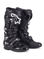 Stivali Alpinestars Tech 7, stivali da motocross, nero, caratterizzati da una struttura robusta con sistema di chiusura a quattro fibbie, pannelli protettivi in TPU e logo Alpinestars bianco sulla zona dello stinco, calzature professionali da fuoristrada per gare su sterrato