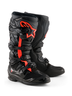 Stivali Alpinestars Tech 7, stivali da motocross, nero e rosso fluo, con quattro fibbie nere, piastra parastinchi in TPU e logo a stella Alpinestars rosso sul lato, design robusto da fuoristrada