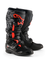 Stivali Alpinestars Tech 7, stivali da motocross, nero e rosso fluo, con quattro fibbie nere, piastra parastinchi in TPU e logo a stella Alpinestars rosso sul lato, design robusto da fuoristrada