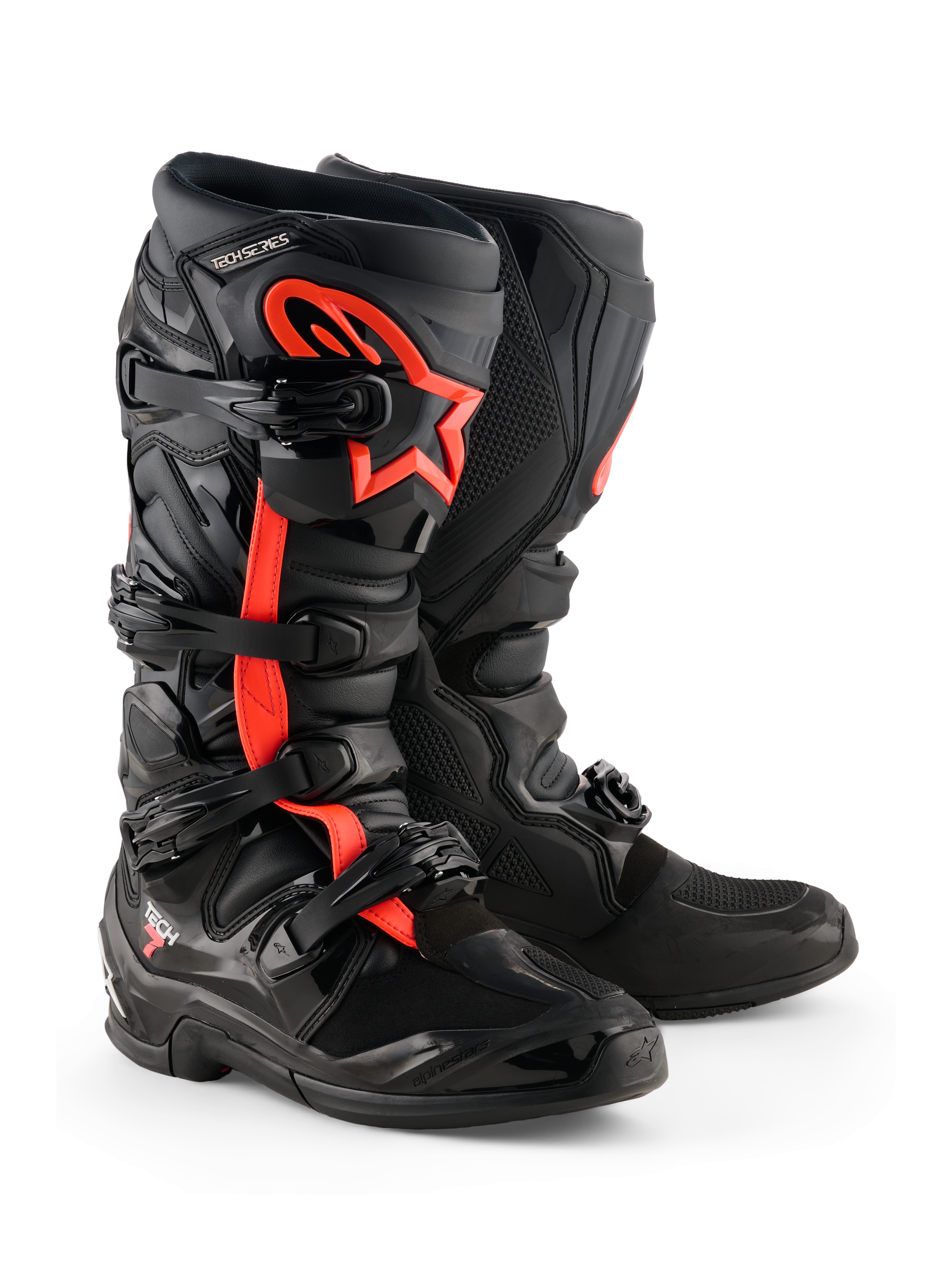 Stivali Alpinestars Tech 7, stivali da motocross, nero e rosso fluo, con quattro fibbie nere, piastra parastinchi in TPU e logo a stella Alpinestars rosso sul lato, design robusto da fuoristrada