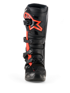 Alpinestars Tech 7 Boots, stivali da motocross, nero e rosso fluo, vista frontale, con grande logo a stella Alpinestars rosso fluo sulla piastra parastinchi, sistema di chiusura a quattro fibbie, costruzione in TPU resistente per corse off-road