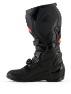 Stivali Alpinestars Tech 7, stivali da motocross, nero con accenti rosso fluo, vista di profilo del lato mediale con protezioni in TPU, sistema a fibbie e pannelli grip testurizzati per prestazioni fuoristrada