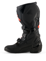 Stivali Alpinestars Tech 7, stivali da motocross, nero con accenti rosso fluo, vista di profilo del lato mediale con protezioni in TPU, sistema a fibbie e pannelli grip testurizzati per prestazioni fuoristrada