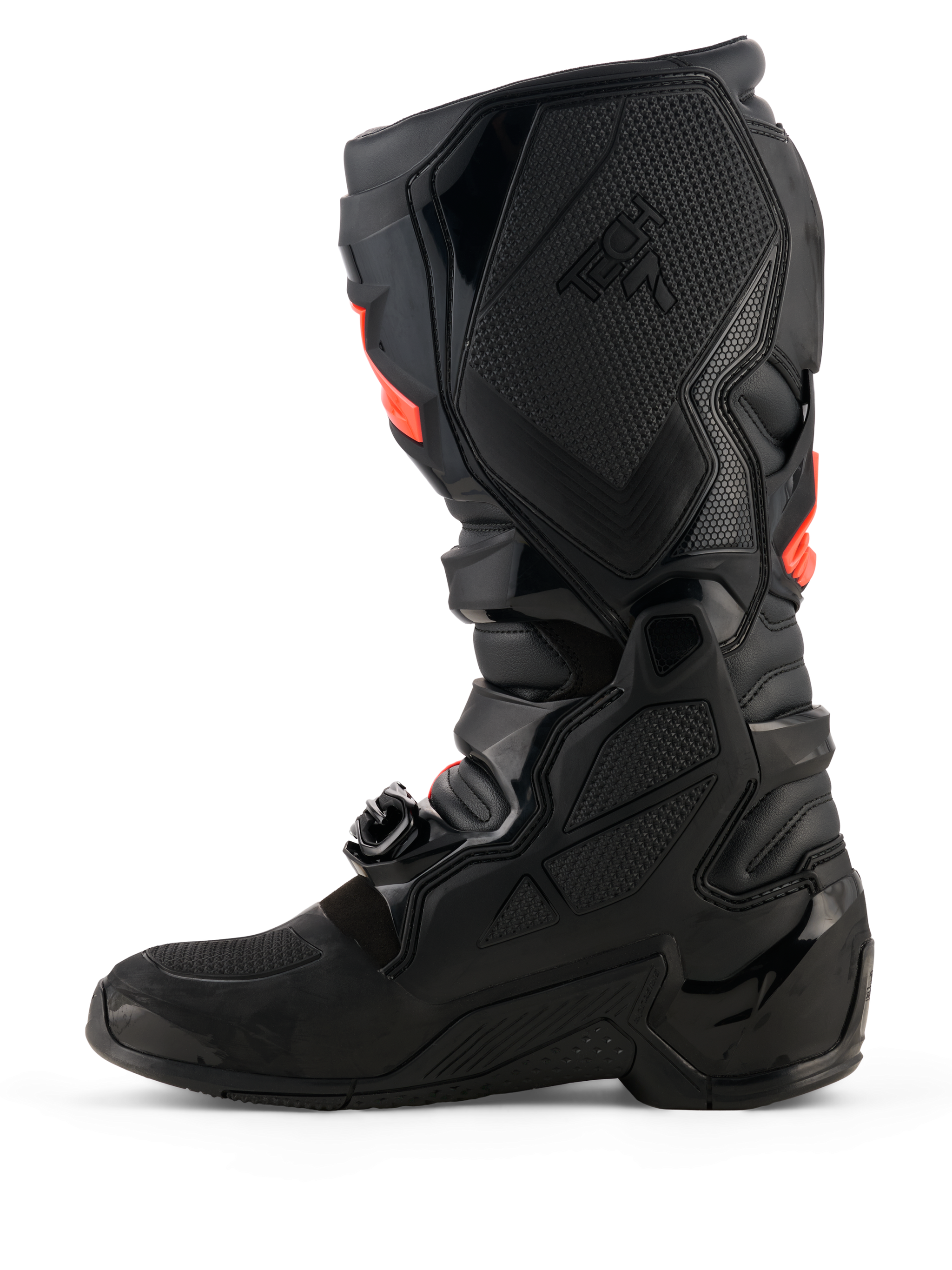 Stivali Alpinestars Tech 7, stivali da motocross, nero con accenti rosso fluo, vista di profilo del lato mediale con protezioni in TPU, sistema a fibbie e pannelli grip testurizzati per prestazioni fuoristrada