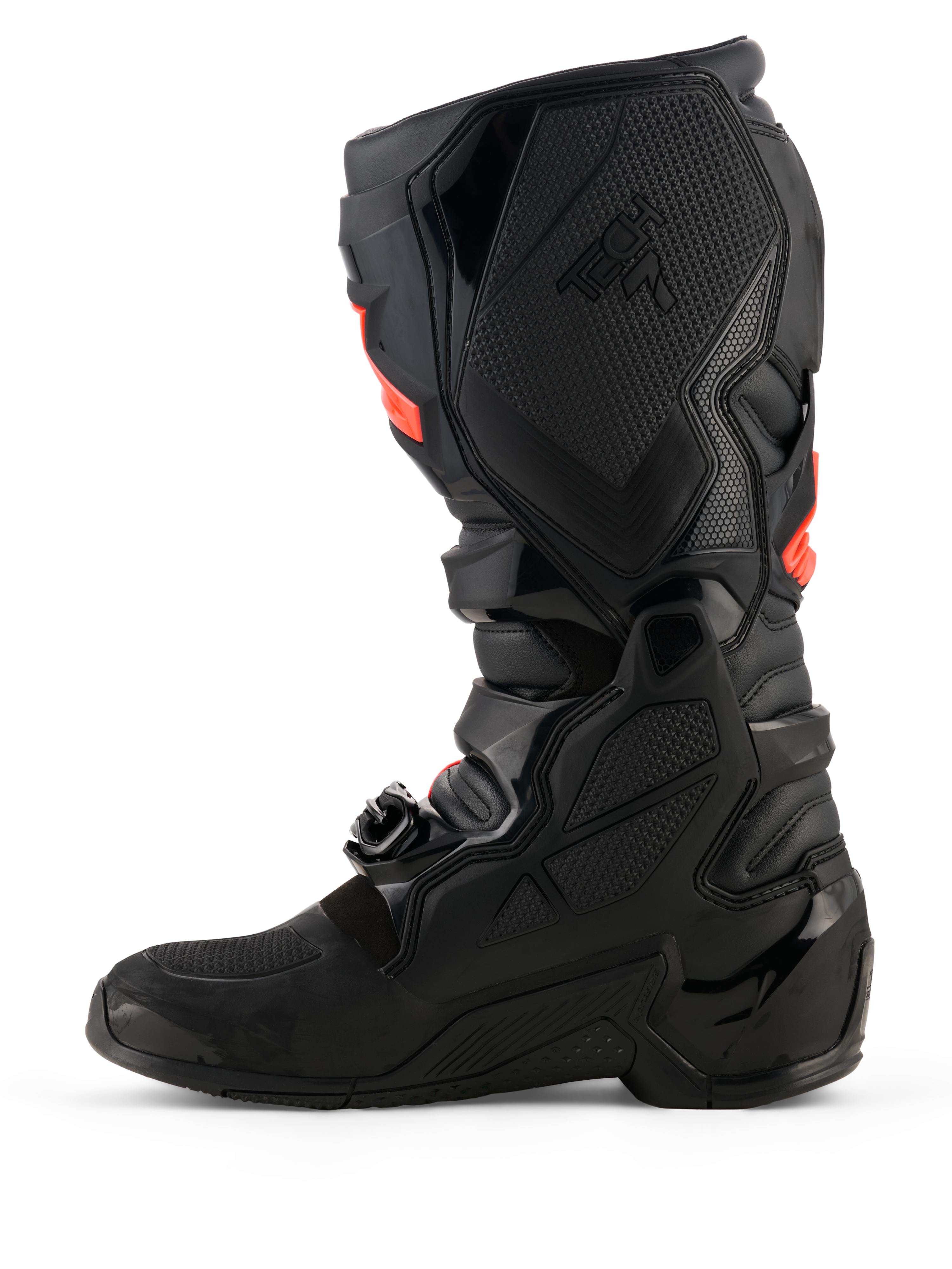 Stivali Alpinestars Tech 7, stivali da motocross, nero con accenti rosso fluo, vista di profilo del lato mediale con protezioni in TPU, sistema a fibbie e pannelli grip testurizzati per prestazioni fuoristrada