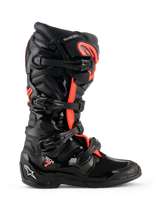 Stivali Alpinestars Tech 7, stivali da motocross, nero e rosso fluo, vista laterale, sistema di chiusura a quattro fibbie, calotta protettiva in TPU con marchio 'Tech 7' e logo Astars bianco sul tallone, calzature resistenti per il fuoristrada