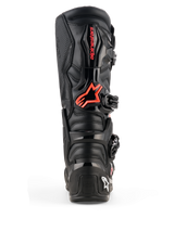 Stivali Alpinestars Tech 7, stivali da motocross, nero e rosso fluo, vista posteriore con piastra protettiva in TPU, logo Alpinestars rosso sul polpaccio, costruzione resistente per prestazioni off-road