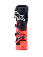 Alpinestars Stivali Tech 7, stivali da motocross, nero, rosso fluo e rosa fluo, vista frontale con placca tibiale nera e grande logo Astars bianco, struttura inferiore rosso e rosa fluo e sistema di chiusura con fibbie argentate